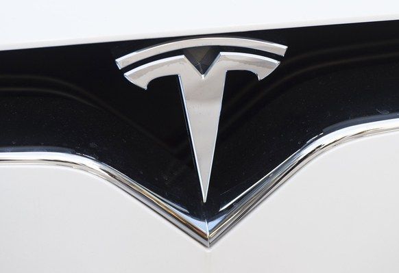 2017 Will Be the Year Tesla Reigns Supreme—Or Finally Flops https://t.co/Zursbik6mn https://t.co/ZLn8dfSjwm